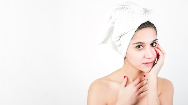 Portret van een mooie jonge vrouw met verpakte handdoek rond haar hoofd