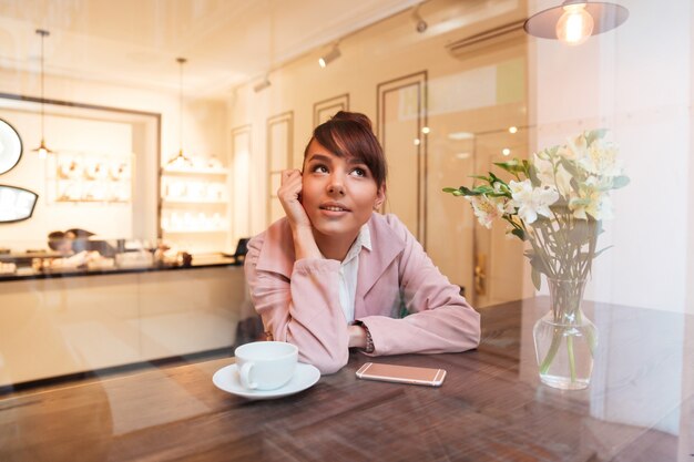 Portret van een mooie jonge vrouw zitten