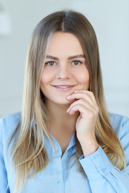 Portret van een mooie jonge vrouw