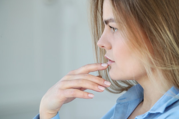 Portret van een mooie jonge vrouw