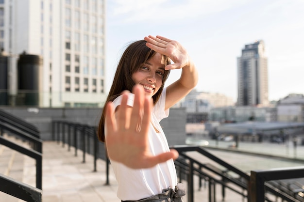 Portret van een mooie vrouw die in openlucht glimlacht