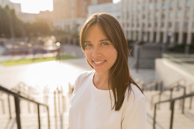 Portret van een mooie vrouw die lacht