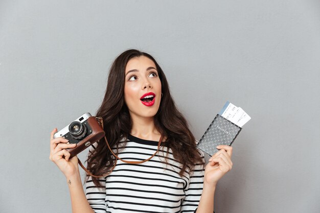 Portret van een mooie vrouw die uitstekende camera houdt