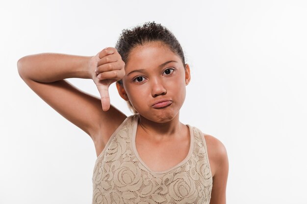 Portret van een ongelukkige meisje gesturing duimen naar beneden