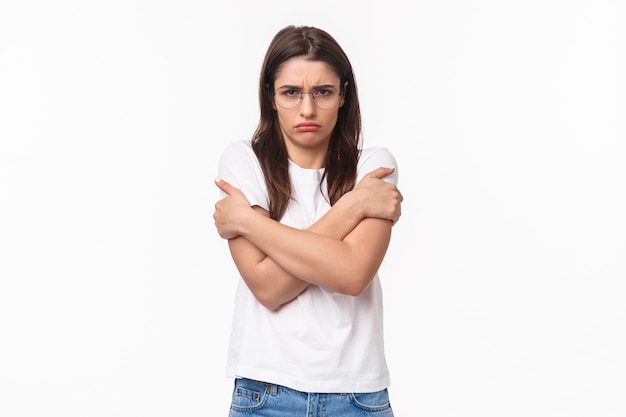 Portret van een ontevreden onwillige vrouw voelt zich beledigd en onzeker