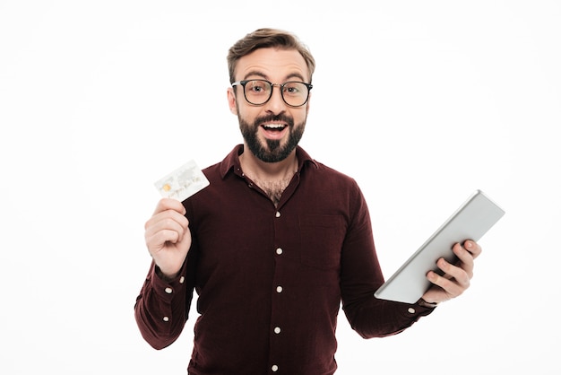 Portret van een opgewonden gelukkige de tabletcomputer van de mensenholding