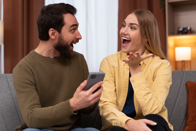 Portret van een opgewonden jonge man en vrouw praten