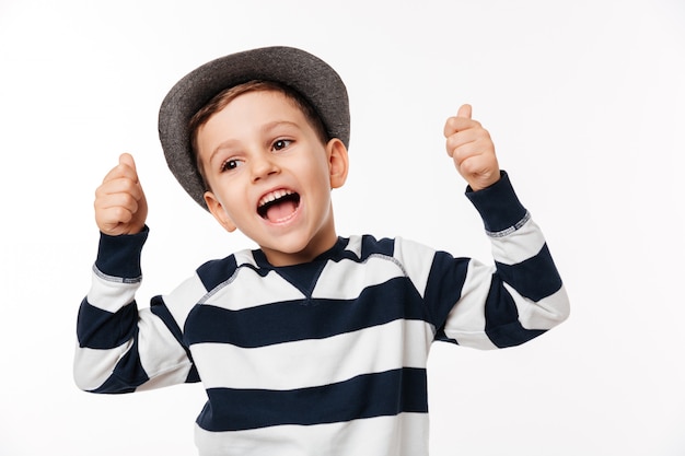 Portret van een opgewonden schattige kleine jongen in een hoed