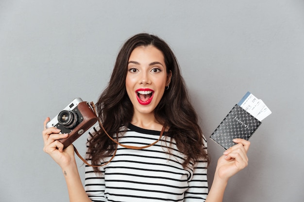 Portret van een opgewonden vrouw met vintage camera