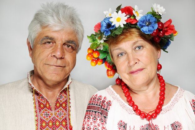 Portret van een ouder echtpaar in oekraïense kostuums