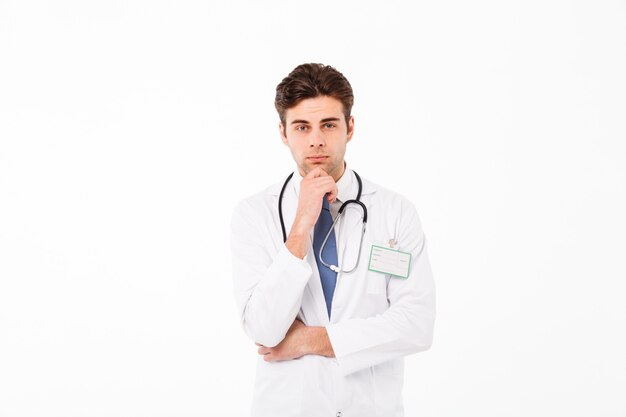 Portret van een peinzende jonge mannelijke arts