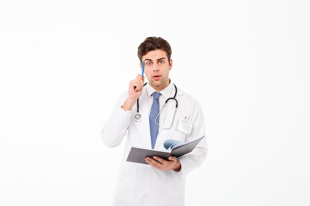 Portret van een peinzende jonge mannelijke arts