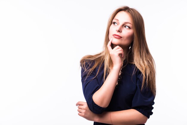 Portret van een prachtige jonge vrouw poseren in kleine zwarte jurk geïsoleerd op een witte achtergrond