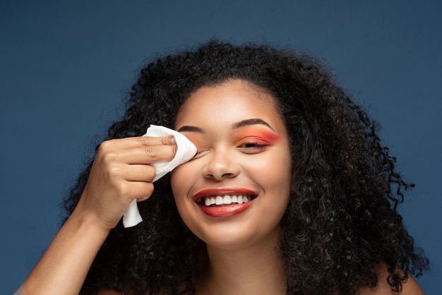 Portret van een prachtige vrouw die haar make-up verwijdert met een tissue voor het verwijderen van make-up