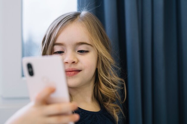 Portret van een schattig meisje dat selfie met mobiele telefoon