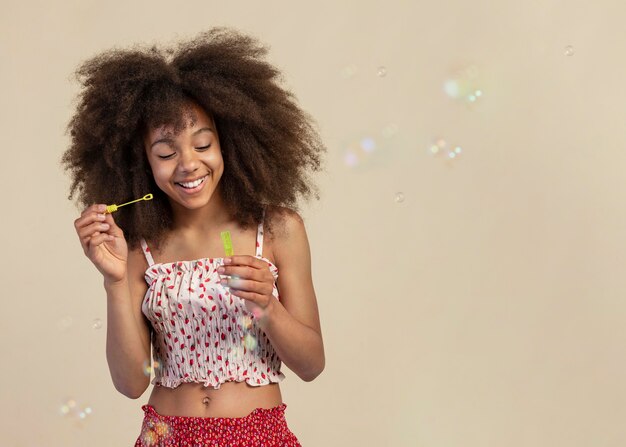 Portret van een schattig meisje poseren tijdens het spelen met zeepbellen