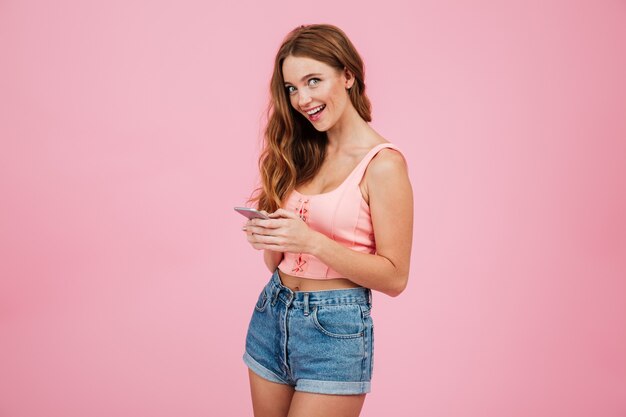 Portret van een schattige lachende meisje in zomer kleding