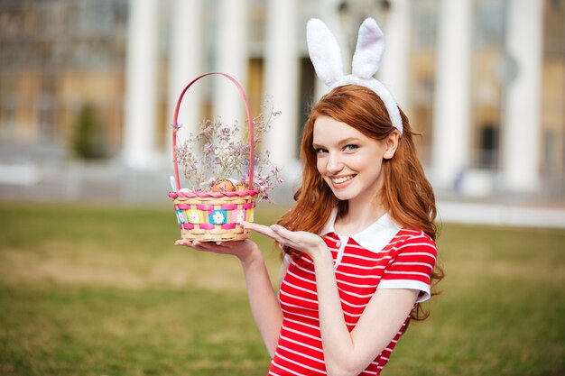 Portret van een schattige rode hoofd vrouw in bunny oren