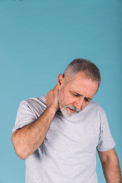 Gratis foto portret van een senior man met nekpijn