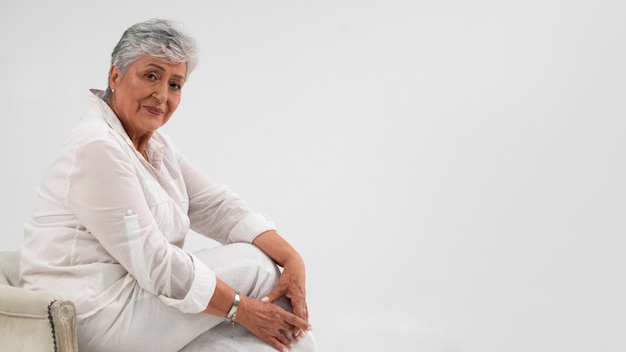 Gratis foto portret van een senior vrouw