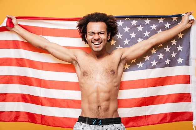 Portret van een shirtless afro-Amerikaanse man met vlag van de Verenigde Staten