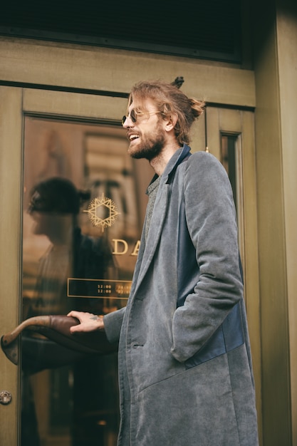 Portret van een stijlvolle bebaarde man gekleed in jas