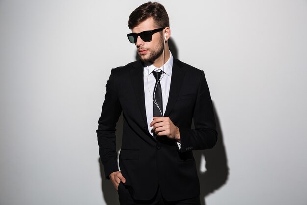 Portret van een stijlvolle zelfverzekerde man in pak en stropdas