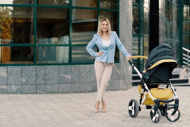 Portret van een succesvolle zakenvrouw in blauw pak met baby