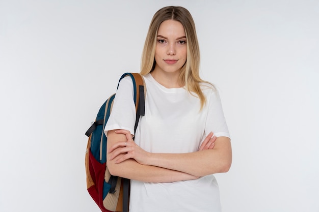 Portret van een tienermeisje dat haar rugzak vasthoudt