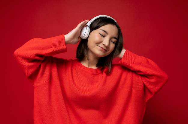 Portret van een tienermeisje dat naar muziek luistert