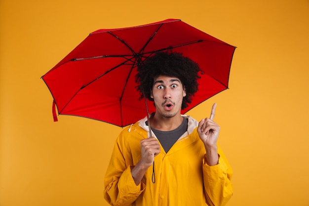 Gratis foto portret van een verrast jonge afrikaanse man