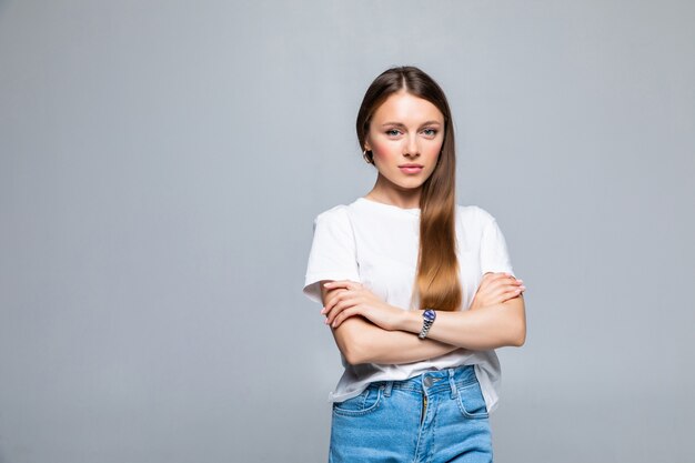 Portret van een verstoorde ontevreden vrouw die zich met gevouwen en geïsoleerde weg bevindt kijkt