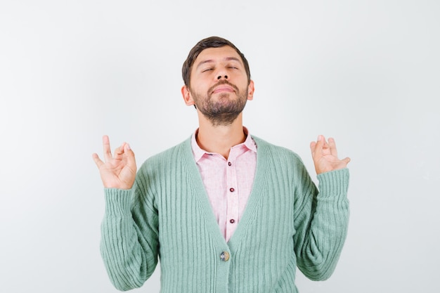 Gratis foto portret van een volwassen man die een goed gebaar in shirt, vest toont en een gefocust vooraanzicht toont