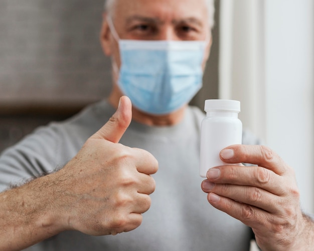 Portret van een volwassen mannetje dat een gezichtsmasker draagt