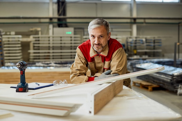 Gratis foto portret van een volwassen timmerman in zijn atelier