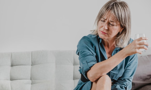 Portret van een volwassen vrouw die tegen depressie vecht