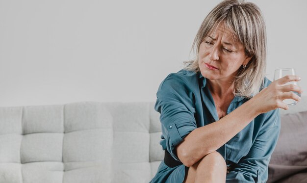 Portret van een volwassen vrouw die tegen depressie vecht