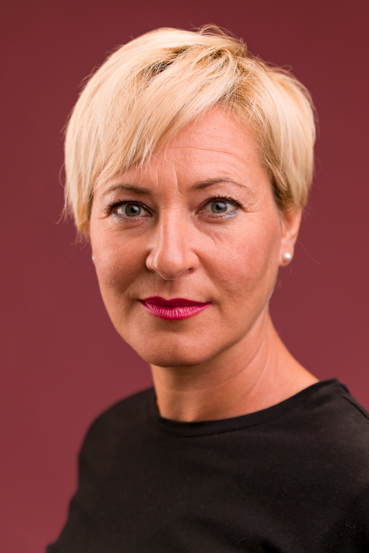 Gratis Foto portret van een vriendelijke vrouw van middelbare leeftijd
