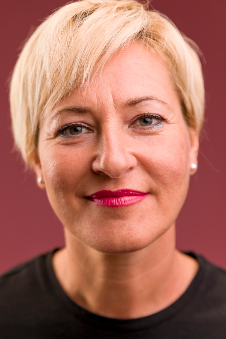 Gratis Foto portret van een vriendelijke vrouw van middelbare leeftijd
