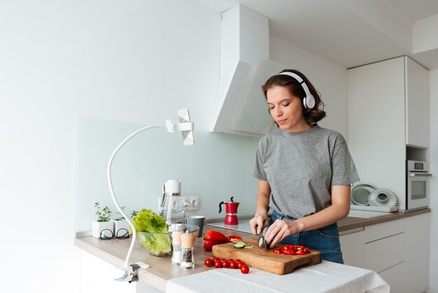 Portret van een vrij jonge vrouw die aan muziek luistert