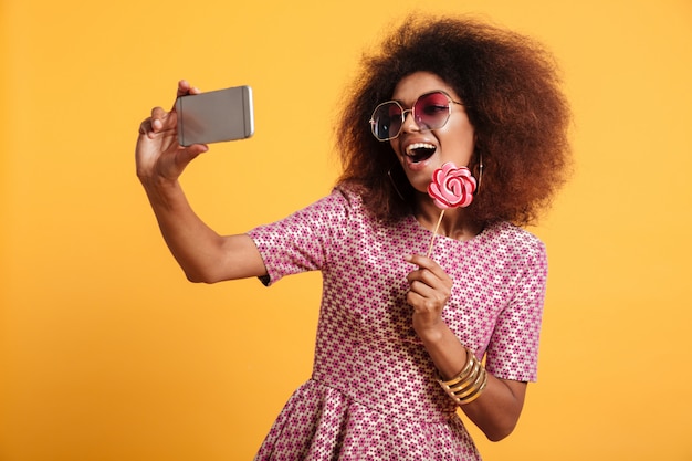 Portret van een vrij lachende afro Amerikaanse vrouw