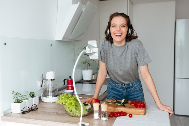 Portret van een vrolijke gelukkig vrouw