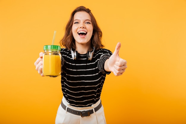 Portret van een vrolijke holdingscocktail