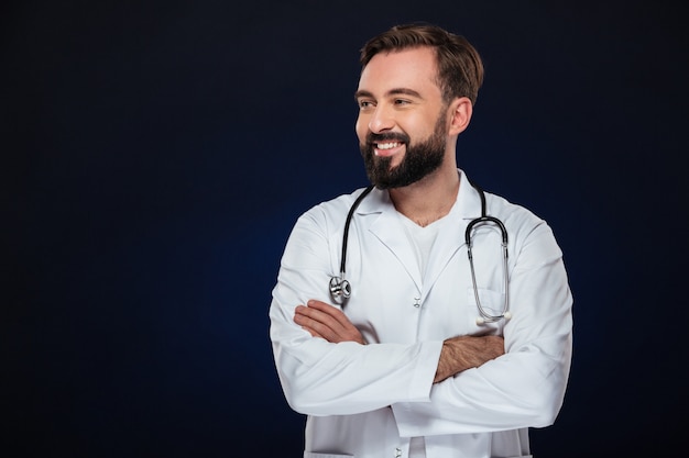 Portret van een vrolijke mannelijke arts gekleed in uniform