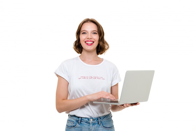 Portret van een vrolijke mooie laptop van de meisjesholding computer