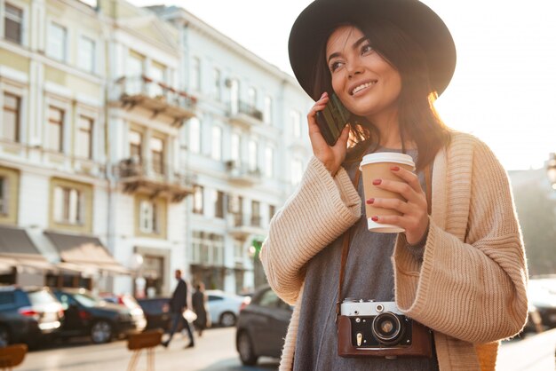 Portret van een vrolijke stijlvolle vrouw met koffiekopje