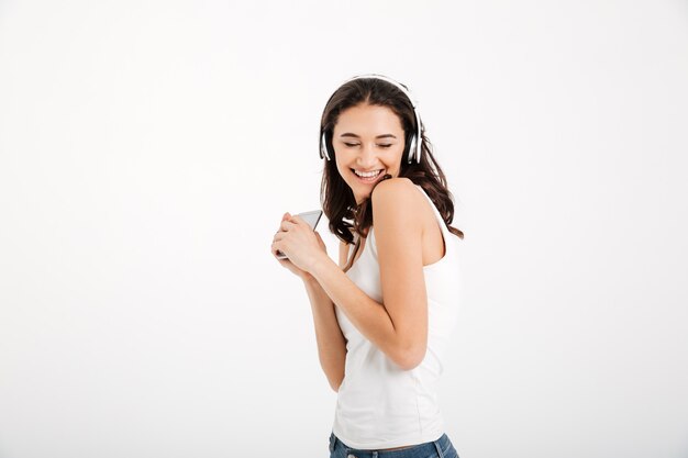 Portret van een vrolijke vrouw gekleed in tanktop