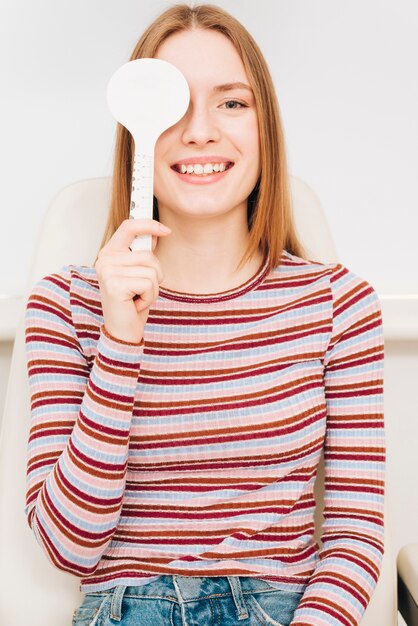 Portret van een vrouw bij de optometrist