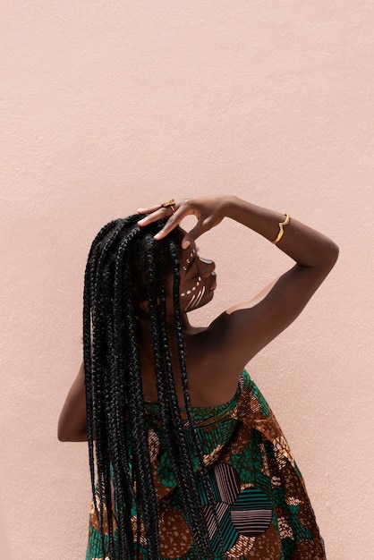 Gratis foto portret van een vrouw buiten in afrikaanse kleding en mode