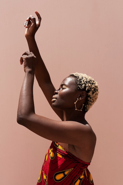 Portret van een vrouw buiten in Afrikaanse kleding en mode